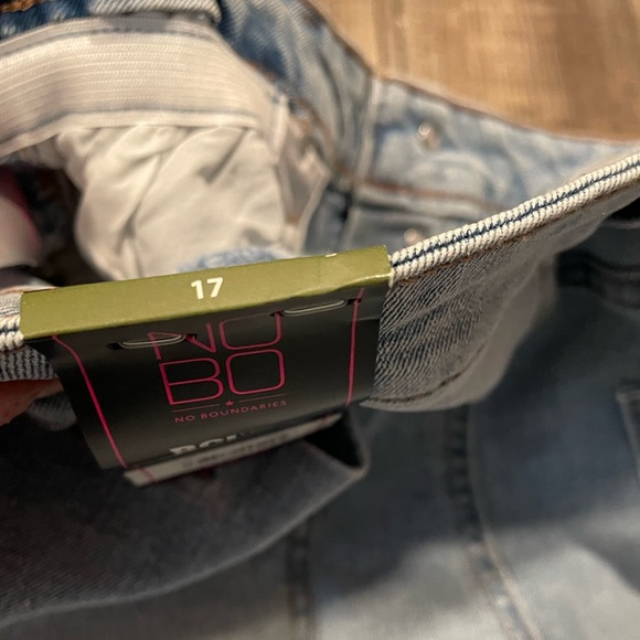 No Boundaries light wash women’s blue denim jeans size 17 - Picture 4 of 5